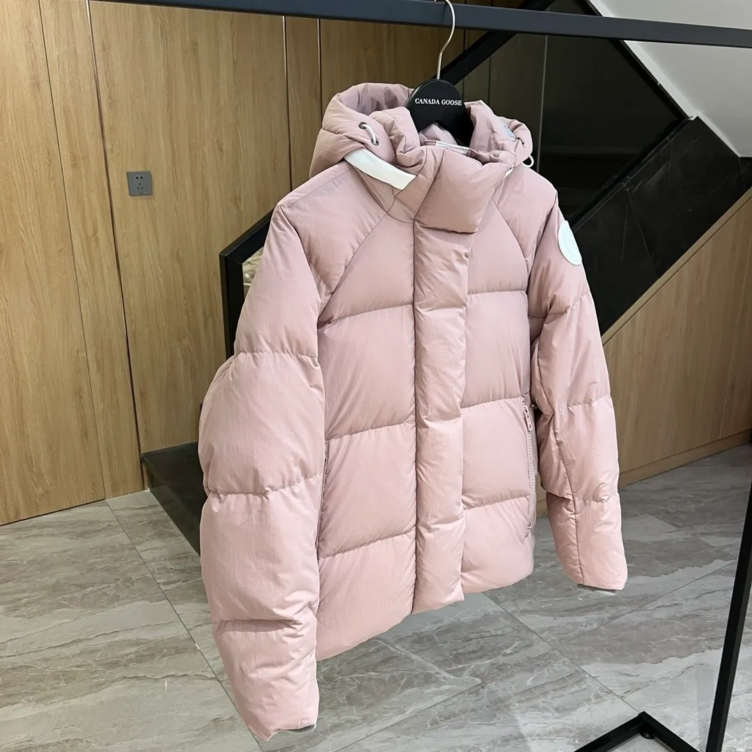 P760 Capsule Series #Exclusive First Release #𝘾𝘼𝙉𝘼𝘿𝘼 𝙂𝙊𝙊𝙎𝙀𝙅𝙪𝙣𝙘𝙩𝙞𝙤𝙣 Top Original Core Private Chat CANADA GOOSE White Label STELS Series Junction Pastel Parker Top Original Product color: Beichen white, melting water blue, stone gray, soft light pink, moonlight lime Size: XS, S, M, L, XL Junction Parker pastel light weight, warm. The Junction Parker is made from soft EnduraLuxe fabric with CORDURA for added durability in high-wear areas, making it lightweight and durable. Features a removable hood for easy transition into warmer weather. Featuring white trim, this parka complements the muted fabric colors and brings a breath of fresh air into the colder months.  Materials List: Details Product Features Removable premium insulated hood is two-way adjustable and padded with down for greater softness around the head and neck Length: Hip-length and warm.  Fabric: Wear-resistant knitting technology: CORDURA fabric is used to reinforce wear-prone areas to improve durability. The inner strap can be worn on the shoulders to free up your hands. The down placket is designed with an invisible snap button closure above the two-way zipper to prevent wind and warmth. Unzips from the bottom to increase range of motion or improve breathability Ribbed knit cuffs add comfort and lock in heat Internal drawstring at hem to block cold wind 3 exterior pockets: Fleece-lined handwarmer pockets with two-way zipper closure for easy access to items. Security pocket with zipper closure under the fly · 2 internal pockets: drop-in pocket Note: As we all know, the original version is made of 80% white duck down, and the fill power refers to the cubic inches of volume occupied by each ounce (30 grams) of down under certain conditions. If one ounce of down occupies 500 cubic inches, the fill power of the down is 500. So we can simply understand it as: fill power is the volume of down, and the volume of down is fill power. The higher the fill power of down, it means that under the same filling amount, down can fix a larger volume of air layer to keep warm and insulate, so the warmth retention of down is better.  Summary: Note: Some merchants add waste silk, 50 velvet, hand-feel velvet, etc. to the filling in order to maximize profits during the production process! It is said to be 90% white duck down, purchasing agent level, or even more exaggeratedly said to be 90% white goose down, to fool the layman! (You can consult the official website. All styles are made of white duck down.) At the same time, I will teach you a more practical trick: buy one from Tmall, and buy another from a merchant you trust at the same time, and come back to compare the details. (Tmall provides 7-day no-reason return and exchange, and MT does not affect secondary sales and provides 15-day no-reason return and exchange.) ⚠️ Remember the principle of getting what you pay for! Don't be greedy for small gains, or you will suffer big losses! Every customer is welcome to ask questions and we will continue to improve product quality and service!